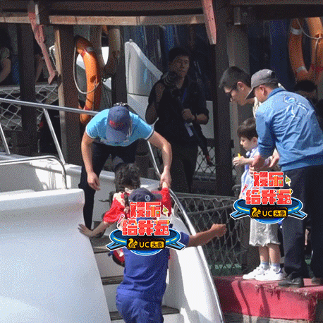 组图：嗯哼摔了个狗啃泥坚强爬起 Jasper被拍照阿姨吓到表情亮了