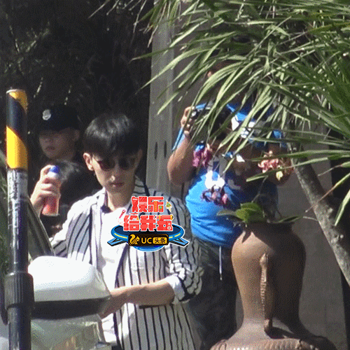 组图：嗯哼摔了个狗啃泥坚强爬起 Jasper被拍照阿姨吓到表情亮了