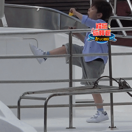 组图：嗯哼摔了个狗啃泥坚强爬起 Jasper被拍照阿姨吓到表情亮了