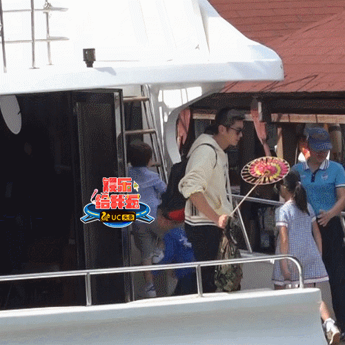 组图：嗯哼摔了个狗啃泥坚强爬起 Jasper被拍照阿姨吓到表情亮了