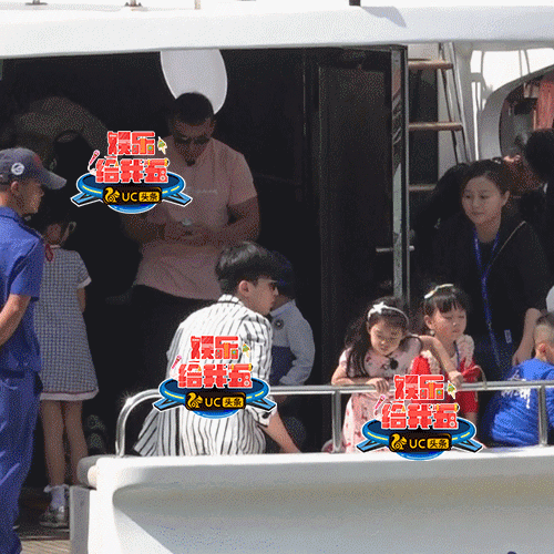 组图：嗯哼摔了个狗啃泥坚强爬起 Jasper被拍照阿姨吓到表情亮了