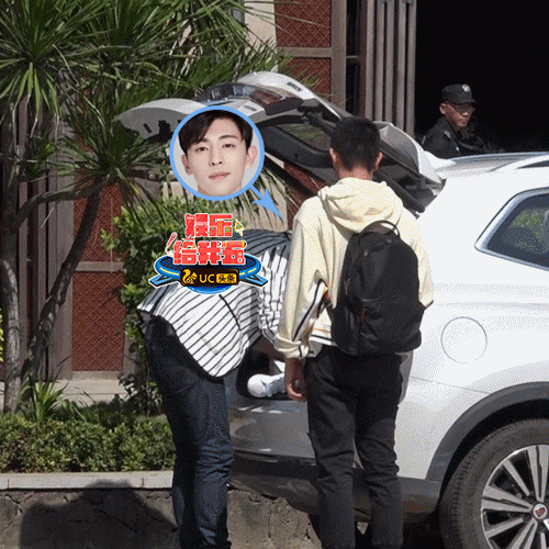 组图：嗯哼摔了个狗啃泥坚强爬起 Jasper被拍照阿姨吓到表情亮了