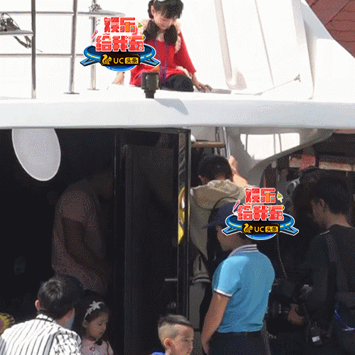 组图：嗯哼摔了个狗啃泥坚强爬起 Jasper被拍照阿姨吓到表情亮了