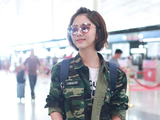 组图：谭松韵迷彩装扮酷现身 梳冲天辫暴露少女心