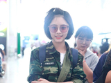 组图：谭松韵迷彩装扮酷现身 梳冲天辫暴露少女心
