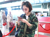 组图：谭松韵迷彩装扮酷现身 梳冲天辫暴露少女心