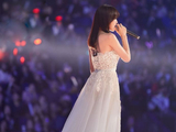 组图：“皇后”秦岚抹胸裙露香肩妩媚动人 唱《白月光》温柔甜美