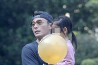 霍建华抱女儿出游照曝光 女儿控边走边亲一脸慈父模样