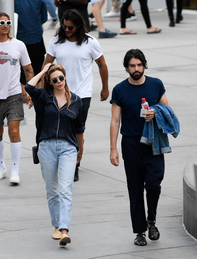 伊丽莎白奥尔森和男友外出 衬衫配牛仔裤简单清爽