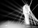 组图：蔡徐坤黑白舞台光影花絮照 热血教学氛围感十足