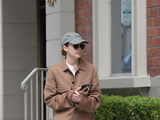 组图：伊丽莎白奥尔森戴棒球帽休闲造型出街 中性风洒脱迷人