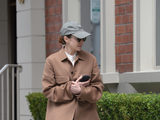组图：伊丽莎白奥尔森戴棒球帽休闲造型出街 中性风洒脱迷人