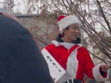 组图：林英雄扮成圣诞老人送礼物 网友直呼“活该他火”