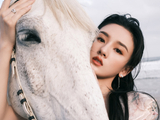 组图：宋祖儿海风白马大片 优雅纯净仿佛精灵少女