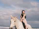 组图：宋祖儿海风白马大片 优雅纯净仿佛精灵少女