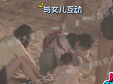 组图：吴倩收工后陪女儿玩沙 温柔陪伴亲密互动尽显母爱