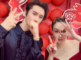 组图：钟丽缇张伦硕晒拜年写真 对镜头比心好甜蜜