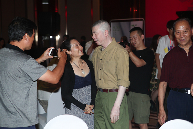 冯小刚与战友互动1