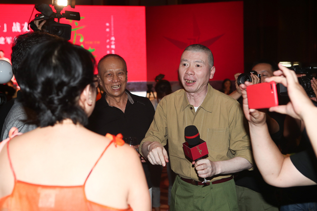 冯小刚与战友叙旧