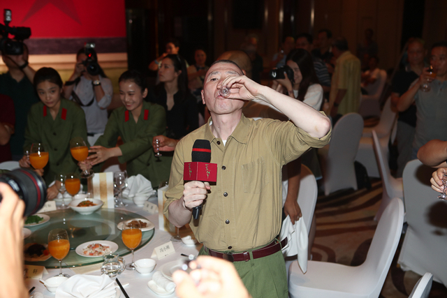 冯小刚敬酒