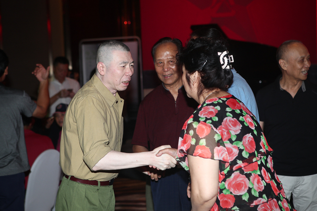 冯小刚与战友互动