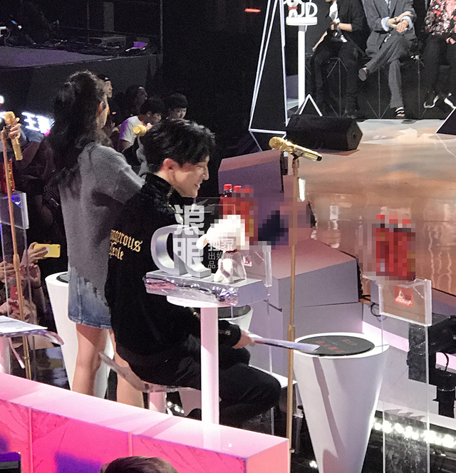组图：薛之谦录节目强颜欢笑面露疲态 台下独自呆坐