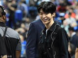组图：范丞丞染回黑发看NBA中国赛 不受姐姐范冰冰风波影响展笑容