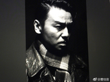 组图：雷佳音曝“土匪”黑白大片 眼袋痘痘清晰可见味道十足