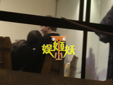 组图：李云迪疑似曝恋情 与妙龄女亲密依偎满脸享受