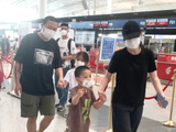 组图：梅婷一家四口现身首都机场 夫妻俩一路牵着孩子画面温馨