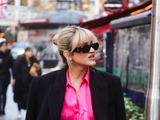 组图：阿什利罗伯茨穿粉色连衣裙出街 搭配大衣美艳抢眼气场不减