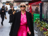 组图：阿什利罗伯茨穿粉色连衣裙出街 搭配大衣美艳抢眼气场不减