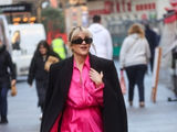 组图：阿什利罗伯茨穿粉色连衣裙出街 搭配大衣美艳抢眼气场不减