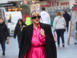 组图：阿什利罗伯茨穿粉色连衣裙出街 搭配大衣美艳抢眼气场不减
