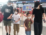 组图：梅婷一家四口现身首都机场 夫妻俩一路牵着孩子画面温馨