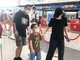组图：梅婷一家四口现身首都机场 夫妻俩一路牵着孩子画面温馨