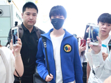 组图：王俊凯口罩遮面现身机场 粉色手机壳暴露“少女心”