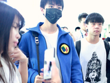 组图：王俊凯口罩遮面现身机场 粉色手机壳暴露“少女心”