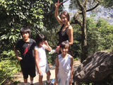 组图：曹格娇妻带一双儿女爬山 Joe和Grace大长腿实力瞩目