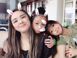 组图：钟丽缇大女儿回家小聚拍合照 与妹妹相处融洽