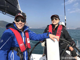 组图：霍启刚郭晶晶参加帆船赛颇具夫妻相 被侃狗粮撒到海上