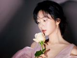 组图：谭松韵穿粉紫色蓬蓬裙灵动可爱 手持鲜花眼神坚毅