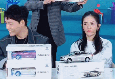 组图：怀二胎了？谢娜直播出现干呕反应 一旁刘维赶紧安抚