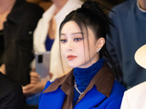 组图：范冰冰现身上海时装周前排看秀 穿克莱因蓝套装霸气十足