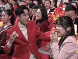 组图：岳云鹏春晚舞台大变烧鸡 “热心观众”张若昀欢乐吃鸡