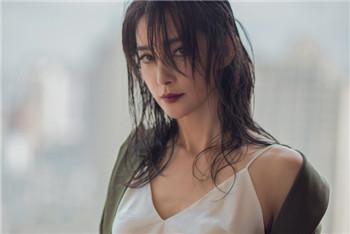 李冰冰低胸装湿发撩人