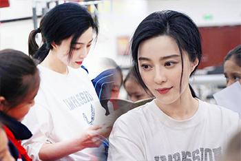 范冰冰陪小朋友看书