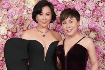 刘嘉玲深V裙秀婀娜身姿