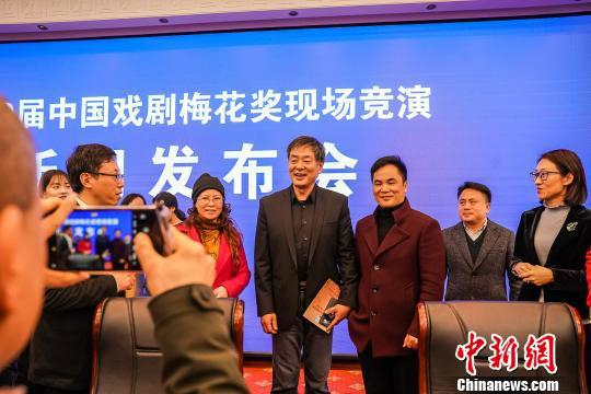 濮存昕和戏迷合影。　陈冠言 摄