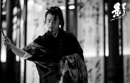 咋一看上去，好像是个很内敛深沉的角色。